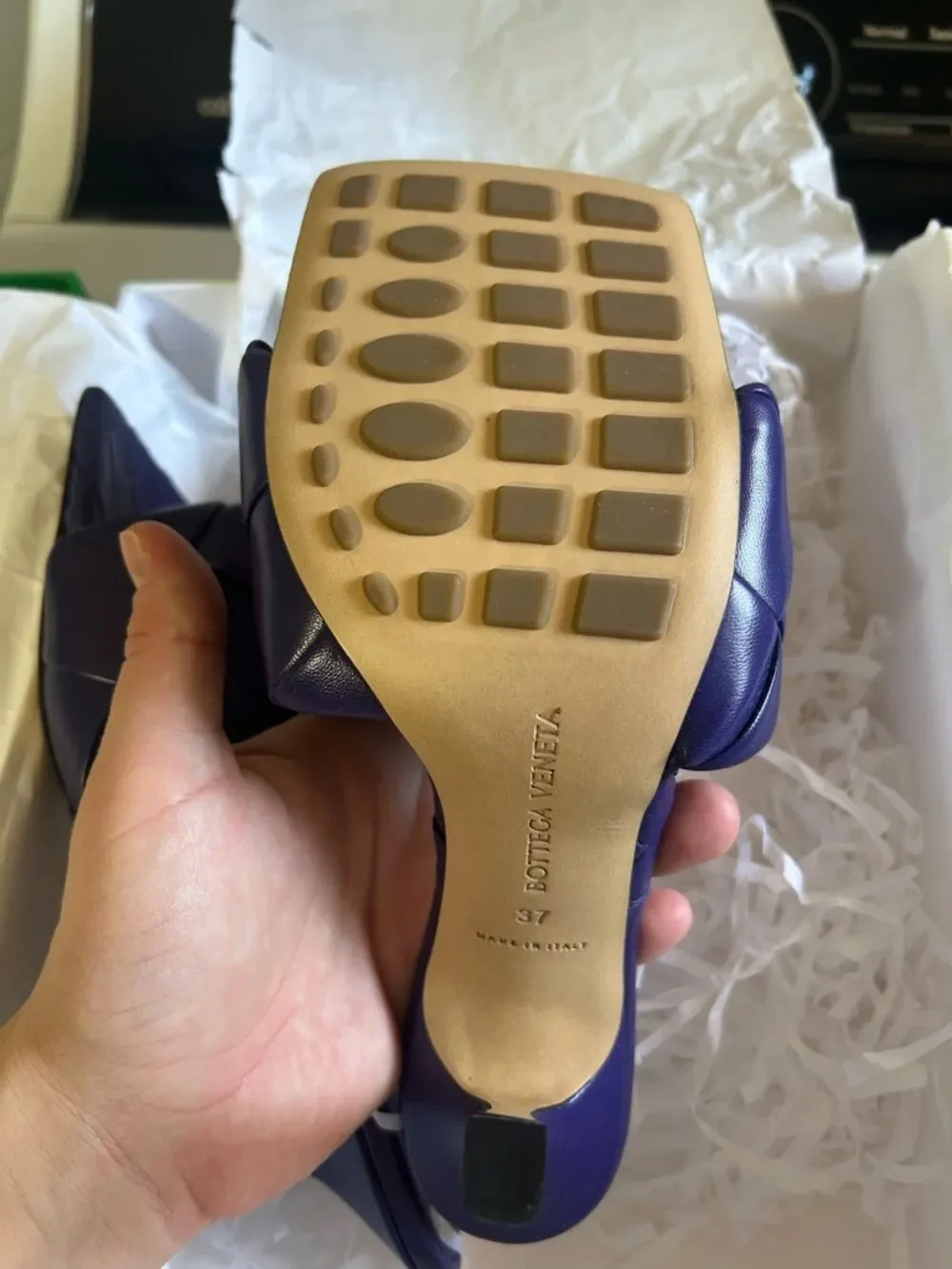Bottega Veneta questions leave